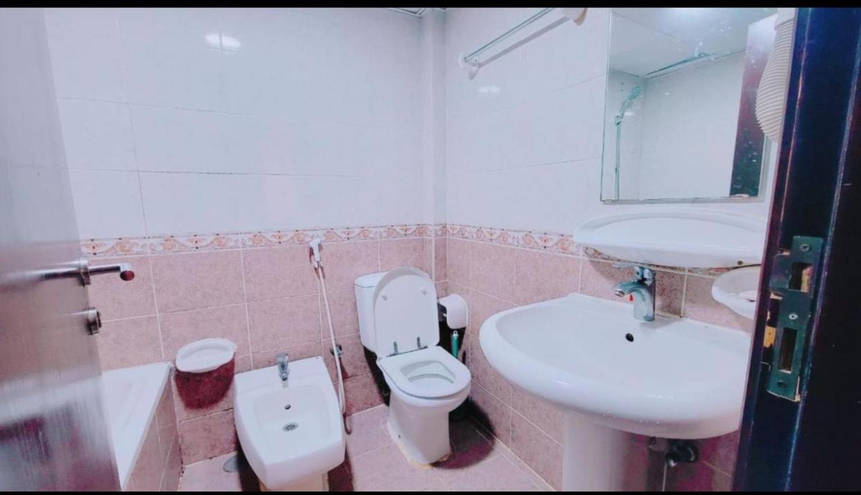 Dxb Hostel Near Adcb Metro Station Dubai Exteriör bild